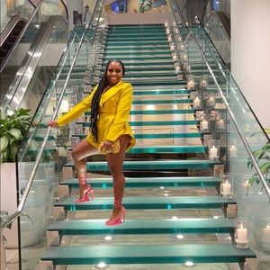 Ellaé Lisqué Out for the Day set in yellow